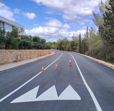 Señalización vial de advertencia con dientes de dragón en calzada