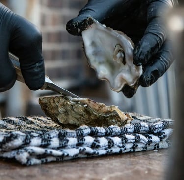 Une huitre ouverte par un écailler