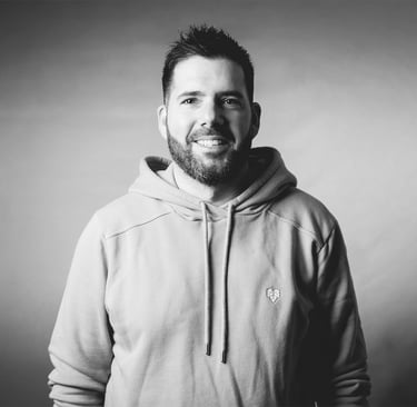 Portrait paysage de Cyril Steau, photographe à Paris, en studio noir et blanc avec éclairage doux et expression naturelle.