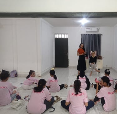 Seroang pengajar Ekskul.id sedang mengajar tentang make-up bagi para peserta lomba tari