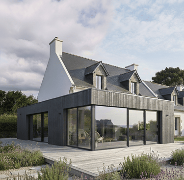 Extension contemporaine devant une maison néo bretonne dans le Morbihan