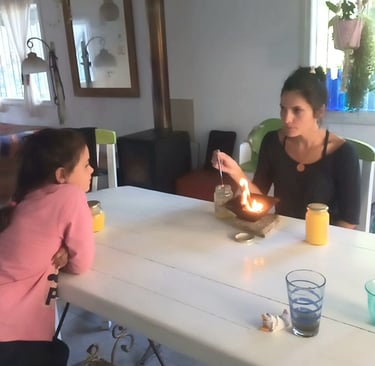 madre e hija frente a fuego homabariloche argentina