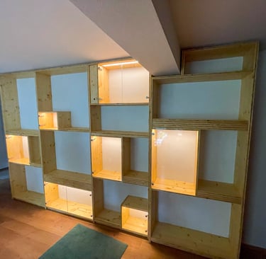 Modernes Regal mit Glastüren und LED-Beleuchtung – ideal für Bücher und Modellpräsentationen