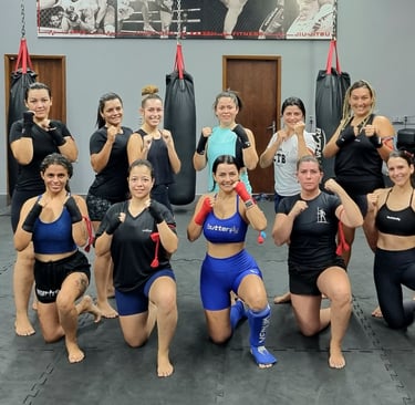 Muay thai  avaré, academia com três mulheres treinando Muay Thai em Avaré.