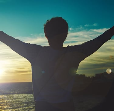 homme levant les bras face au soleil. nouveau depart grace a la therapie breve