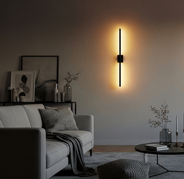 Sala moderna com duas arandelas pretas iluminando a parede com luz quente indireta.
