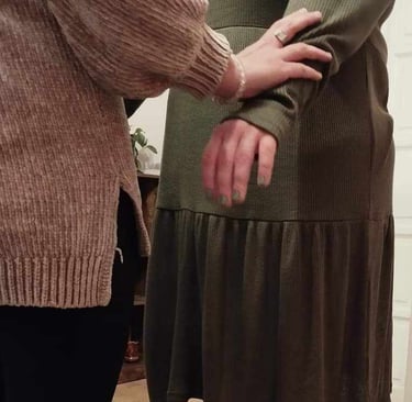 Kobieta wykonuje test mięśniowy drugiej kobiecie