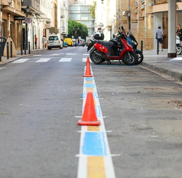 Líneas de tráfico recién pintadas por NCT Painting en carretera secundaria