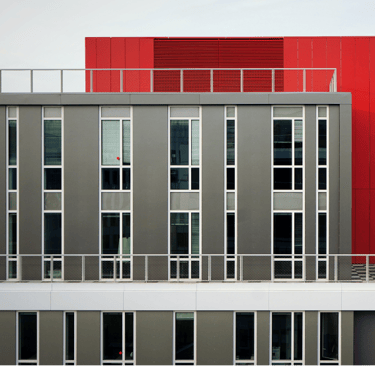 Edificação Cores Neutras e Destaque vermelho