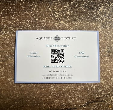 Verso d'une carte de visite avec QR CODE créée par OpéPro pour Aquaref Piscine