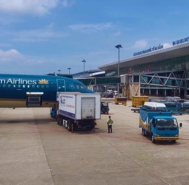 Vietnam Airlines plane at Da Nang International Airport with ground crew servicing the aircraft