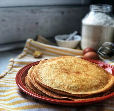 Des crêpes dans une assiette rouge