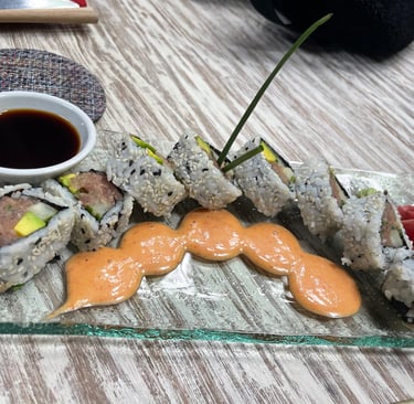 Spicy Tuna Rolls au Clear Café à Ubud – rouleaux de thon épicés à l’avocat et concombre