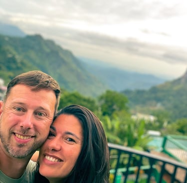 2 mensen met bergen op de achtergrond