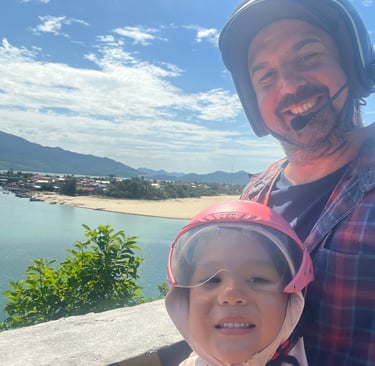 Expert du Vietnam en voyage à moto à travers le pays