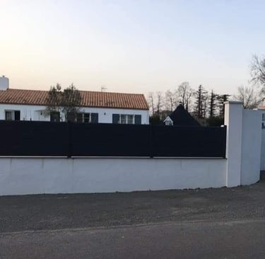 clôture en pvc noir moderne posée par l'artisan menuisier en Vendée