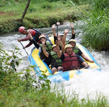 peserta-gathering-kantor-menikmati-paket-rafting-pangalengan-adrenalin