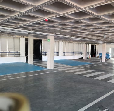 Señalización horizontal en parking privado con líneas y pictogramas