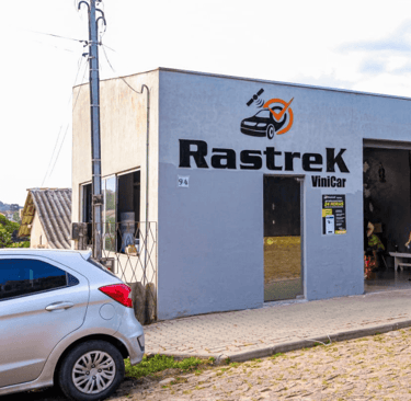 Clientes aguardando atendimento na frente da Rastrek Vinicar — loja de rastreador veicular em Viamão