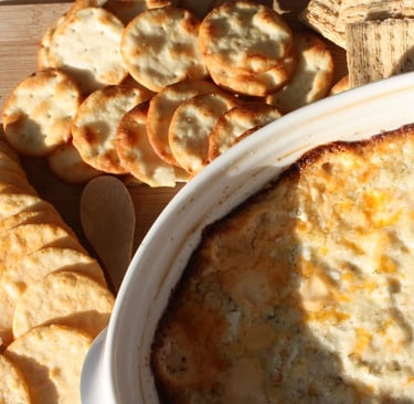 crabtastic dip with crakers