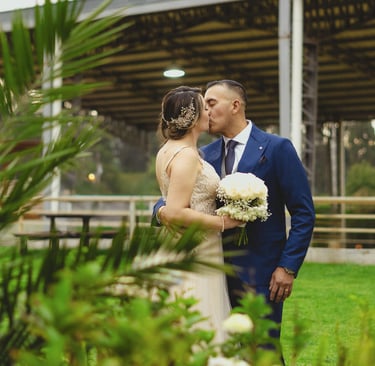 Fotografía de bodas en Quito, Ecuador, pareja de recién casados dándose un beso en un paisaje verde
