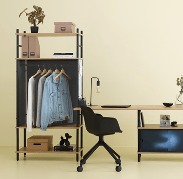 homme heureux de son aménagement de mobilier de bureau hybride pour le flex office et télétravail
