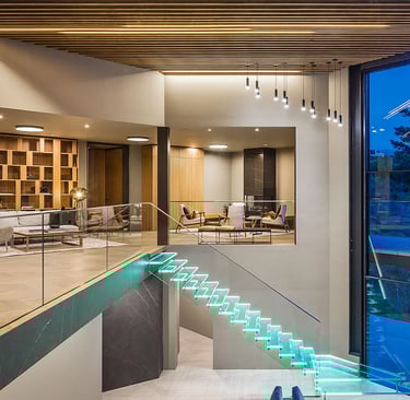 Moderno stakleno stepenište i staklena ograda stepeništa i podesta u vili