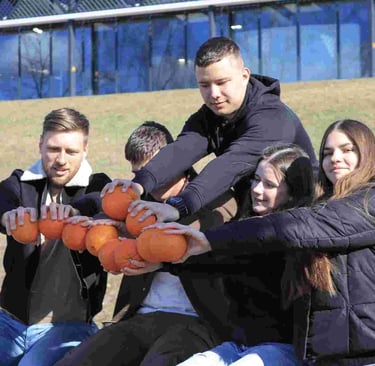 zmones lauke su apelsinais