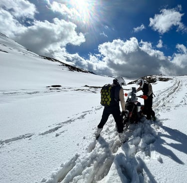 pilotes sur moto dans neige paysage pyrenees montagne