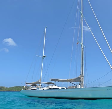 un velero anclado en el mar del caribe 