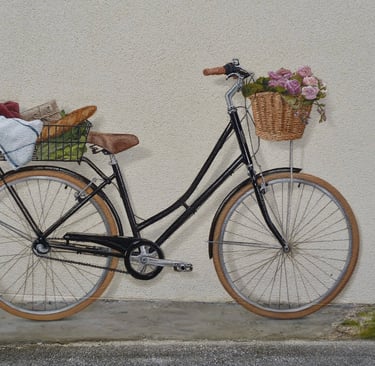 Un vélo peint en trompe-l'oeil sur une façade. Ses paniers emplient de fleurs et autres courses.