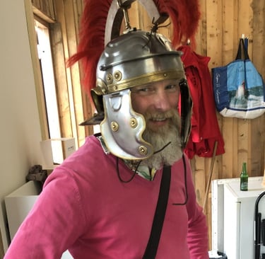 Foto van Gert Jacob die een Romeinse helm draagt