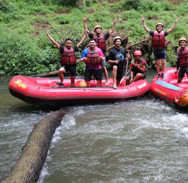 Peserta rafting Pangalengan menikmati petualangan seru di sungai dengan perahu karet dan tantangan menyeberangi batang kayu