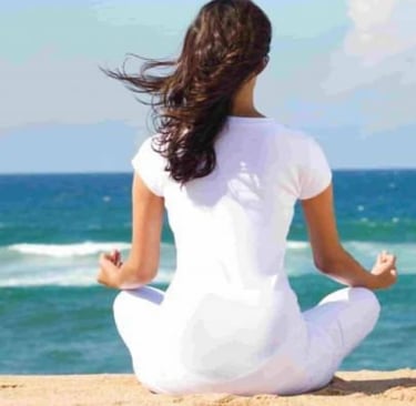 femme meditation face à la mer
