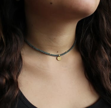 Grüner Makramee-Choker mit kleinem goldenen Anhänger