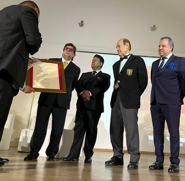 Entrega del certificado del libro a los creadores 