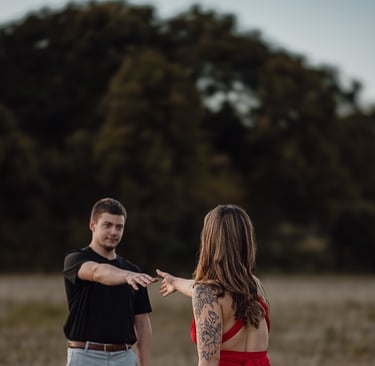 portrait de couple se tendant la main dans un champs