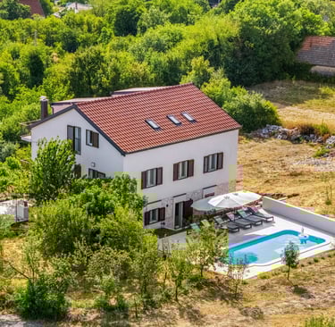 a house with a pool in the middle of a wooded area in dalmatia trilj croatia Čaporice