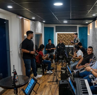 musicos tocando y ensayando en el estudio monochrome records