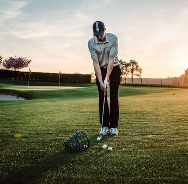 Dein Selbstführung Mentor konzentriert auf einem Golfplatz bei Sonnenuntergang