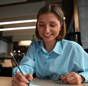 mulher feliz com seu planejamento financeiro