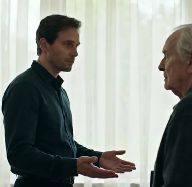 Ruhige Deeskalation bei Aggression bei Demenz durch Abstand und offene Körperhaltung