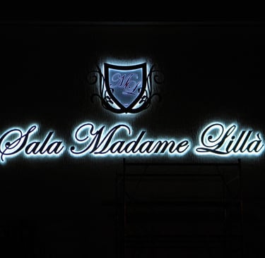 insegna illuminata hotel
