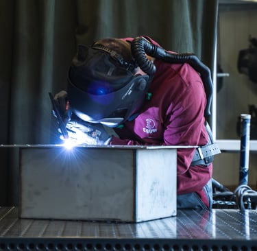 Produktionsmitarbeiter, der ein Gehäuse schweißt