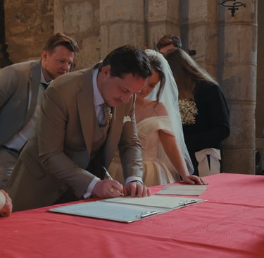 Des mariés qui signent leur livret de famille à l'église