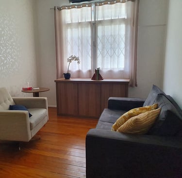 consultório de psicologia com sofá e janela