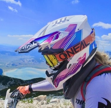 Freiheit-und-Fokus-Profilansicht-von-Yoalehrerin-Anja-auf-dem-Motorrad-vor-malerischer-Berg-und-Seekulisse