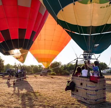 a group of people standing in a field with a hot air balloon, globos mallorca, turismo, excursión
