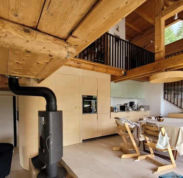 habillage mural en bois arrondi en continuité avec la cuisine. Dingy-Saint-Clair