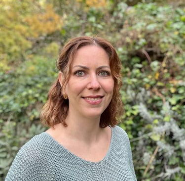 Claudia Krmpotic, Pflegefachfrau und Coach, IFS Therapie, innere Ressourcen, Portrait im Grünen